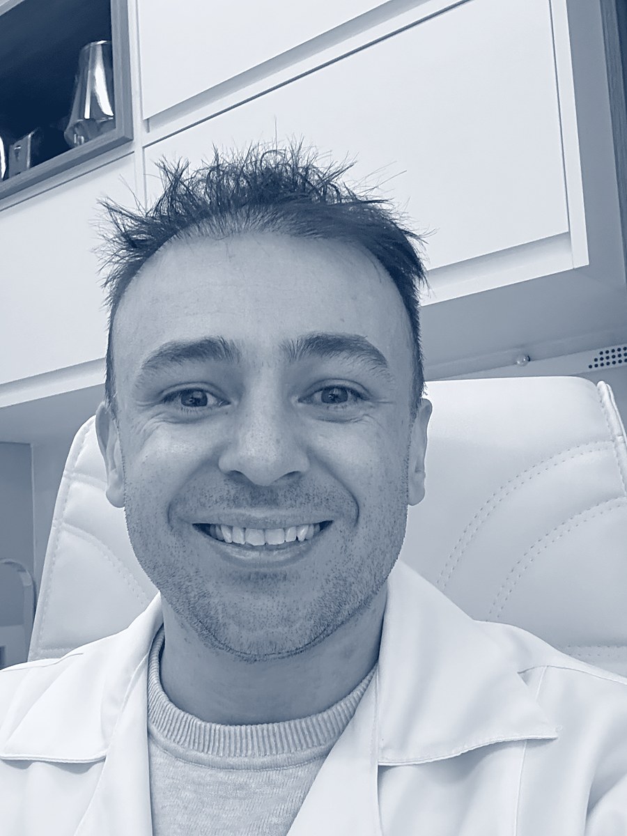Dr. Ernidio Luiz Bassani Filho no consultório em Ilópolis